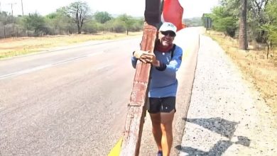 Reini Coetzee pushes wheeled cross into Zimbabwe from Musina 4 November